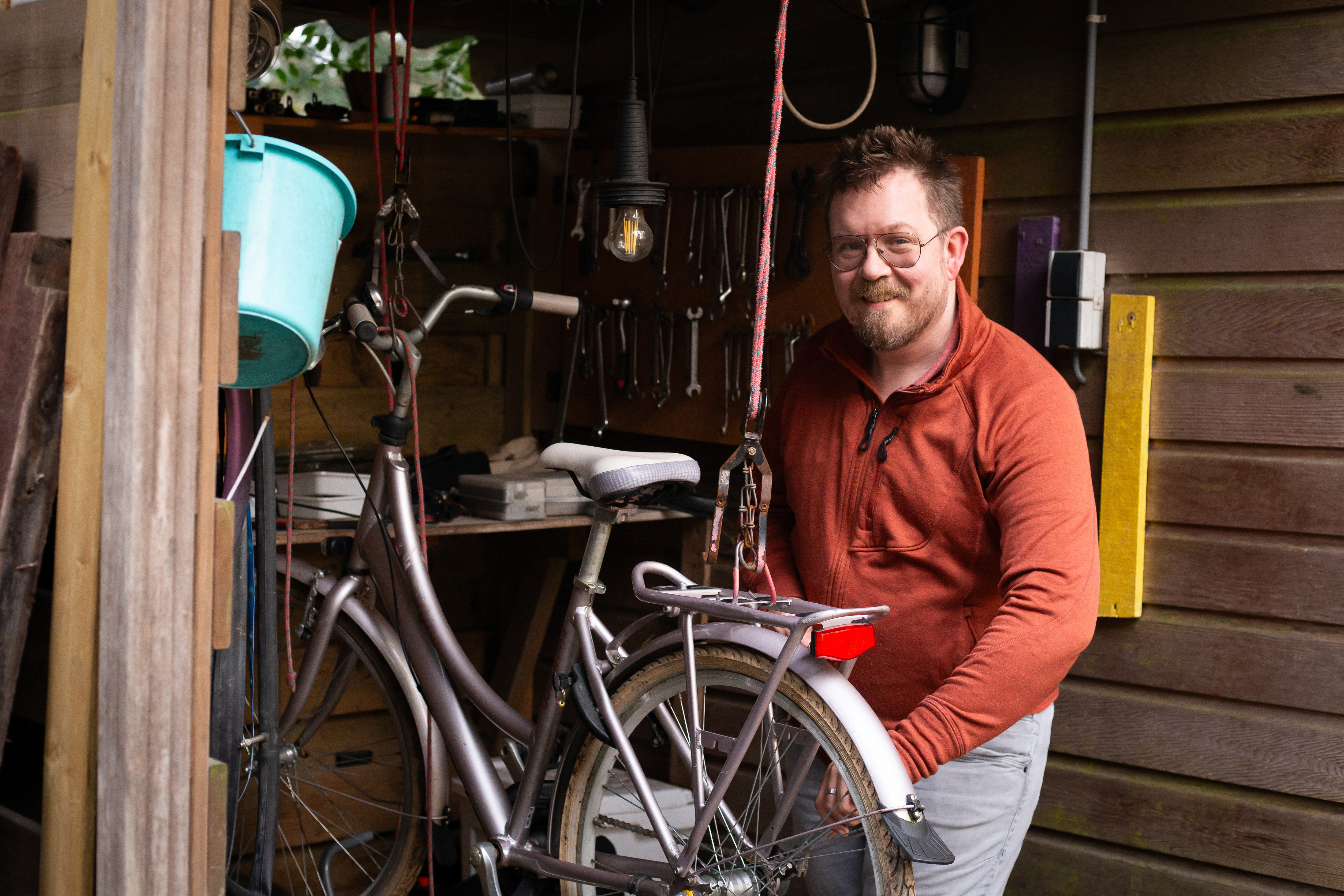 Ivo aan het klussen in zijn fietsenhok